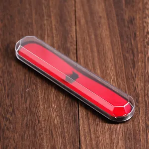Elegante astuccio per penne sfaccettato con coperchio trasparente e fodera rossa.