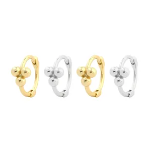 Pendientes de aro minimalistas de plata 925 con tres perlas en dorado y plateado