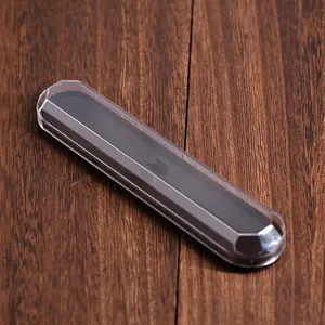 Elegante confezione regalo per penna con coperchio trasparente su superficie in legno