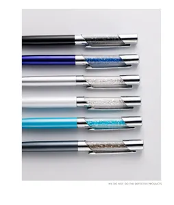 Détail de stylos à bille de luxe en métal avec cristaux étincelants en corps biseauté