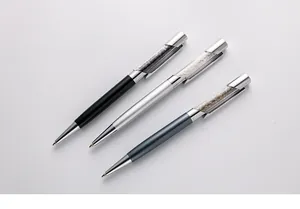Vue détaillée de trois stylos à bille en métal ornés de cristaux et de strass.