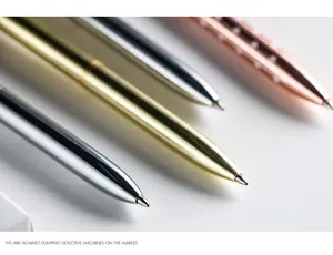 Nahaufnahme hochwertiger Metall-Kugelschreiberspitzen in verschiedenen eleganten Farben.