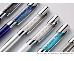 Vue détaillée de stylos à bille en métal élégants avec des cristaux vibrants à l'intérieur