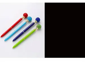 Penne a sfera in metallo con sfere di strass scintillanti, dettaglio di diversi colori