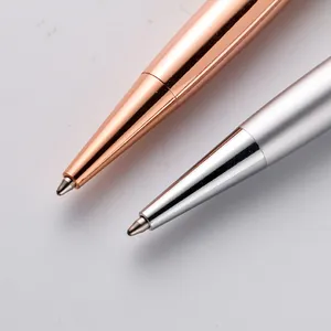 Gros plan macro de pointes de stylo à bille en métal or rose et chrome argenté brillant