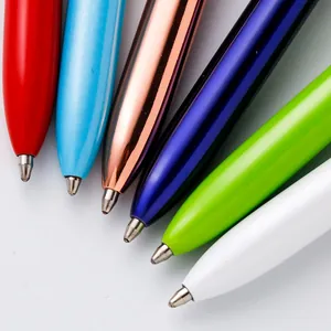 Penne a sfera in metallo colorato allineate su sfondo bianco