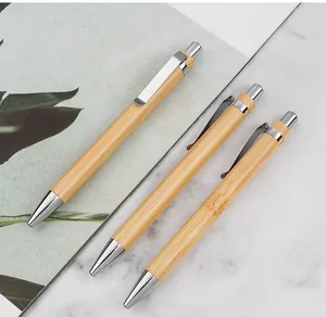Detalle de la textura natural de tres bolígrafos de bambú ecológicos con clips metálicos