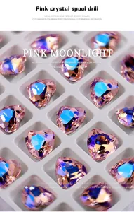 Detailopname van hartvormige roze K9 kristallen nageldiamanten met een aurora glans