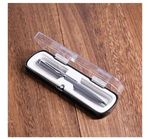 Primer plano de bolígrafo gris elegante en caja de regalo magnética transparente