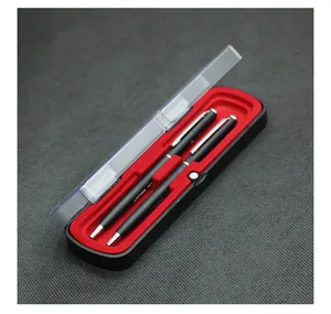 Detalle de un estuche para dos bolígrafos con un elegante forro de terciopelo rojo