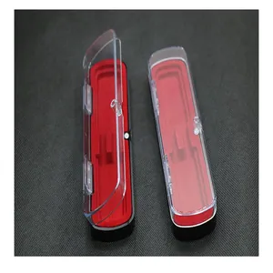 Detalle de los estuches magnéticos transparentes con interior de felpa roja suave.