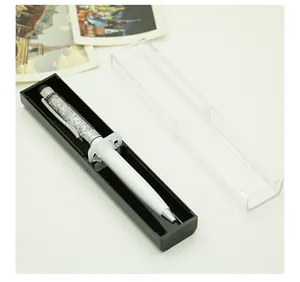 Dettaglio ravvicinato di una penna in cristallo bianco in un elegante astuccio regalo nero