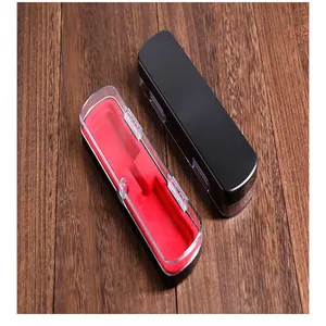Vista detallada de un estuche de regalo para bolígrafo con tapa transparente y terciopelo