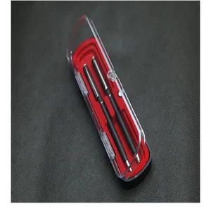 Detalle de un estuche de bolígrafos rojo transparente con dos bolígrafos negros y cierre.