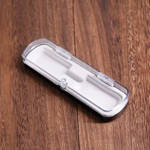 Estuche transparente para bolígrafo individual con interior de terciopelo sobre madera