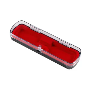Caja de regalo transparente para un bolígrafo con forro de terciopelo rojo y base negra.