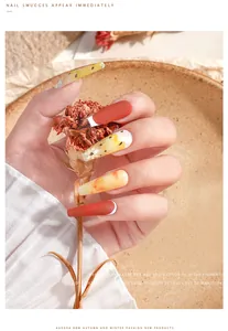 Nail art a bara con effetti floreali arancioni e marmorizzati dal set di pigmenti professionali.