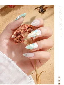Primo piano di nail art artistica ad acquerello con brillantini su dita eleganti