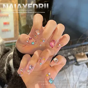 Premium Eis-Kristall Nagelkunst Ornamente mit spitzen geometrischen Strasssteinen und Edelsteinen