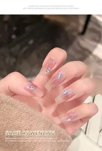 Vue détaillée d'un nail art en dégradé translucide orné de strass argentés