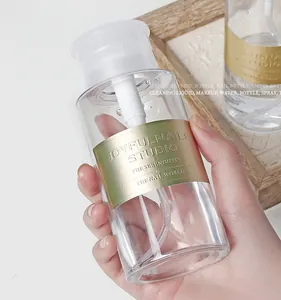 Gros plan détaillé d'un flacon pompe vide pour dissolvant de vernis à ongles de style japonais