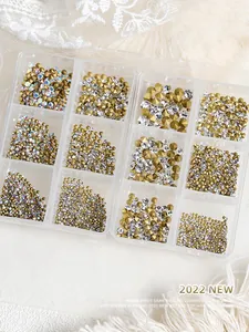 Gros plan de cristaux de nail art 3D mélangés, couleurs irisées et dorées, pour décoration.