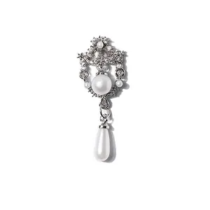 Vintage silver nail charm with elegant pearl pendant and sparkling crystals for nail art