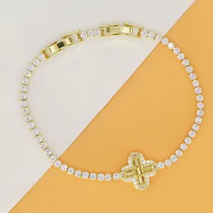 Gedetailleerd overzicht van vergulde klaverarmband met baguette-zirkonia-stenen