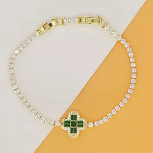 Gedetailleerde macro-opname van een vergulde tennisarmband met groene zirkoonbloem