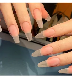 Detailansicht der transparenten, ultradünnen C-Kurve-Halbdeckel-Nagelspitzen für Maniküre