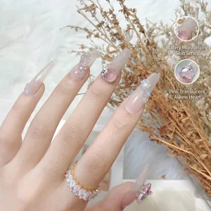 Roze hartvormige kristallen nagelbedeltjes met fonkelende strass-steentjes op lange nagels