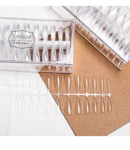 Detailansicht ultradünner transparenter C-Kurve-Nagelspitzen mit Aufbewahrungsbox