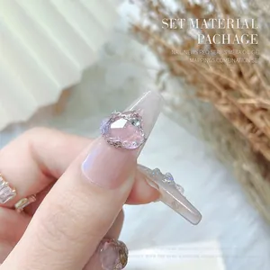 Prachtige hartvormige roze kristallen nail art strassteen met zilveren kettingrand decor.