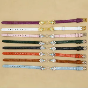 Detailansicht von acht farbigen Armbandanschlüssen mit Krokoprägung für DIY