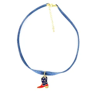 Stylisches Western Cowboy Denim Choker Halskette mit einem bunten Emaille Stiefelanhänger