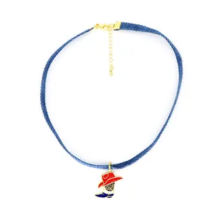 Detail der Denim-Choker-Halskette mit rotem Cowboyhut- und Stiefelanhänger.
