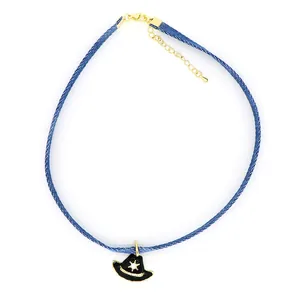Detailansicht eines schwarzen Emaille-Cowboyhut-Anhängers an einem blauen Jeans-Halsband