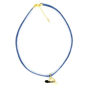 Detailansicht eines blauen Denim-Chokers mit einem goldenen Cowboyhut-Anhänger-Design