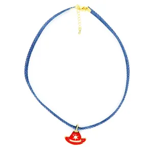 Detaillierte Ansicht eines blauen Denim-Chokers mit einem roten Cowboyhut-Anhänger aus Emaille