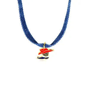 Detailansicht eines Western-Cowboyhutes und Stiefelanhängers an einem blauen Halsband.