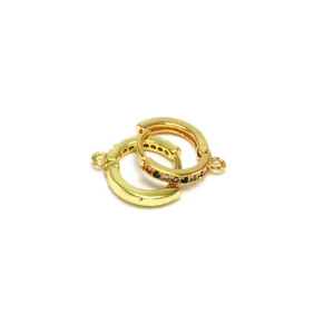 Vue détaillée des créoles DIY dorées avec des pierres de zircone colorées pour bijoux