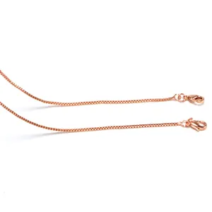 Detail van een elegante roségoud vergulde venetiaanse ketting met karabijnsluiting
