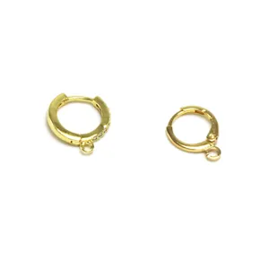 Vue détaillée de dormeuses dorées pour la création de bijoux DIY personnalisés.