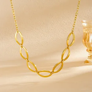 Close-up van een dikke gouden roestvrijstalen ketting met grote ovale schakels