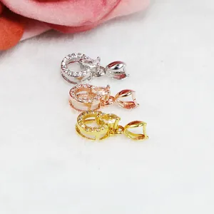 Detailansicht von 18k vergoldeten Anhängerverschlüssen in Silber, Gold und Roségold