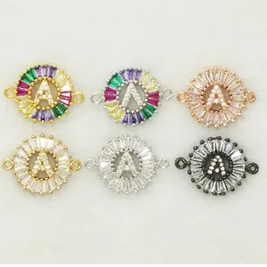 Detailansicht von 6 bunten Buchstaben-A-Anhängern mit Zirkonia für Schmuck-DIY.
