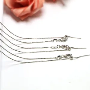 Detail van de verstelbare 925 zilveren ketting met naaldpunt en kreeftsluiting sluiting.
