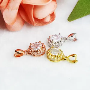 Nahaufnahme von drei 18K vergoldeten Anhängerösen in Rosé-, Silber- und Goldoptik