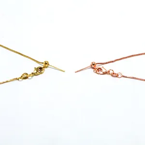 Detail van verstelbare 925 sterling zilveren ketting met stevige karabijnsluiting
