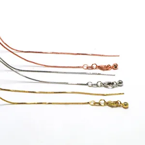 Detail van verstelbare box kettingen met naald uiteinden in drie kleuren voor DIY